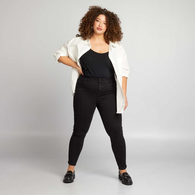 سترة علوية مع سيور سباغيتي سوداء