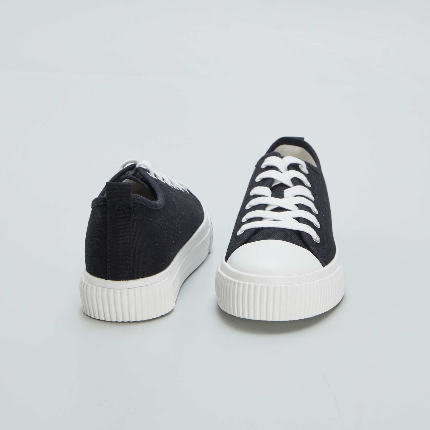 Low-top canvas trainers black