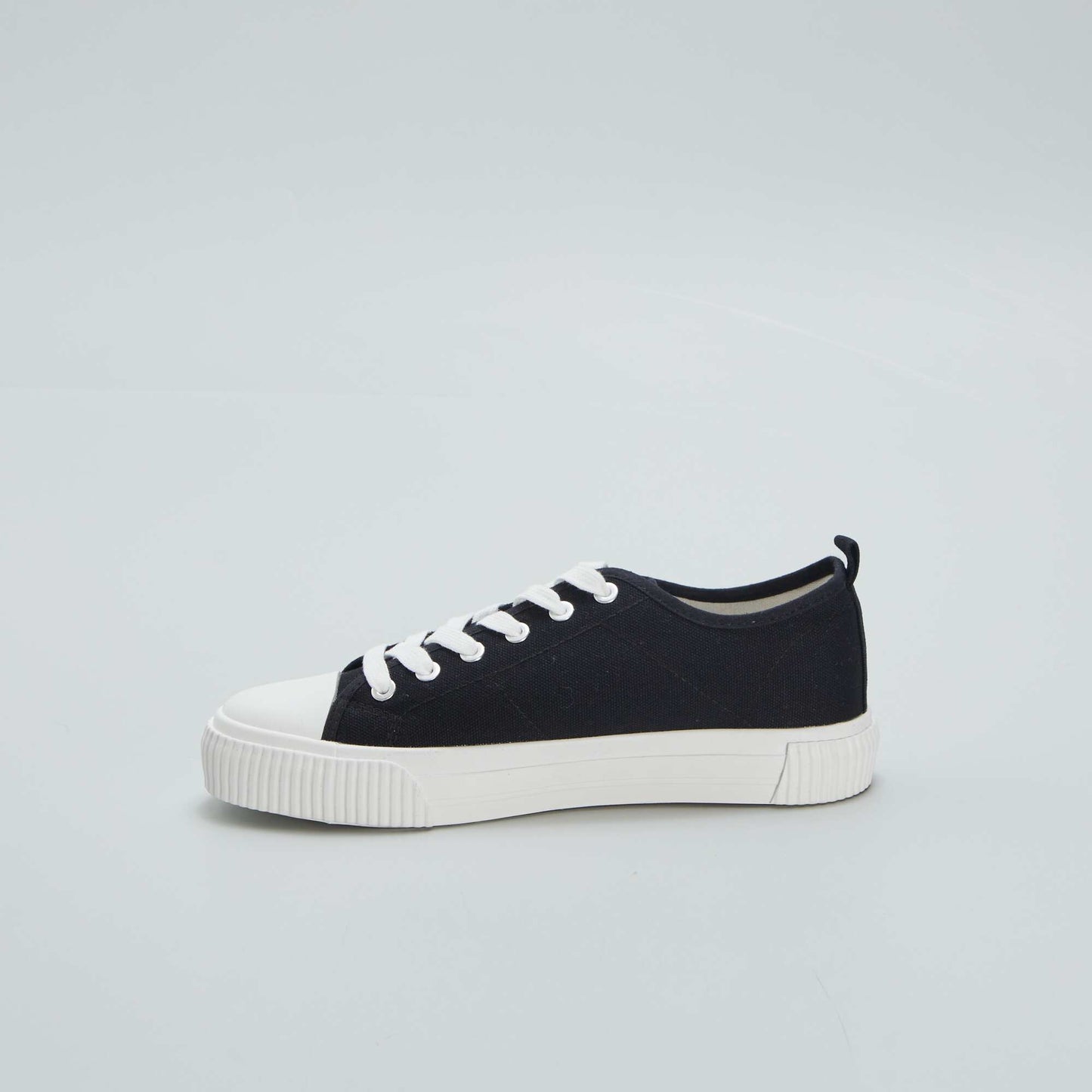 Low-top canvas trainers black