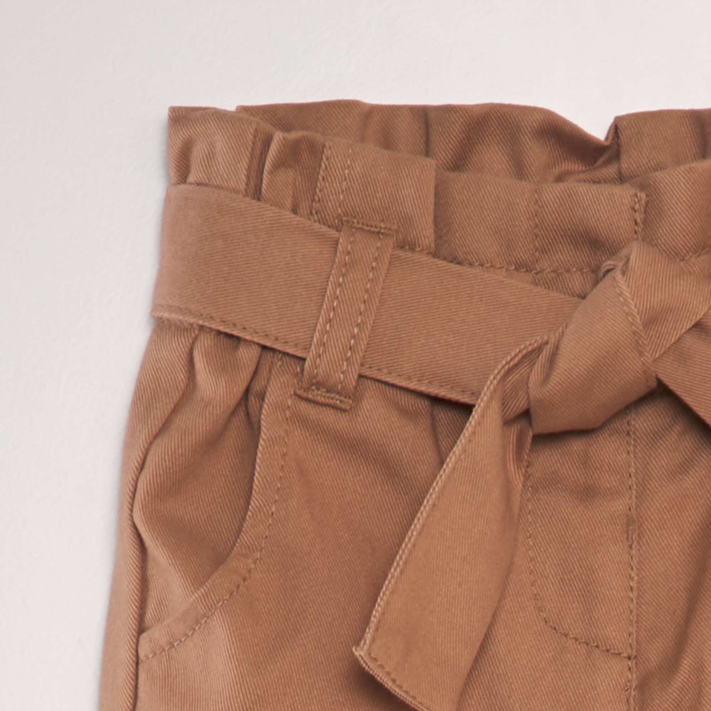 Trousers with tie belt BROWN