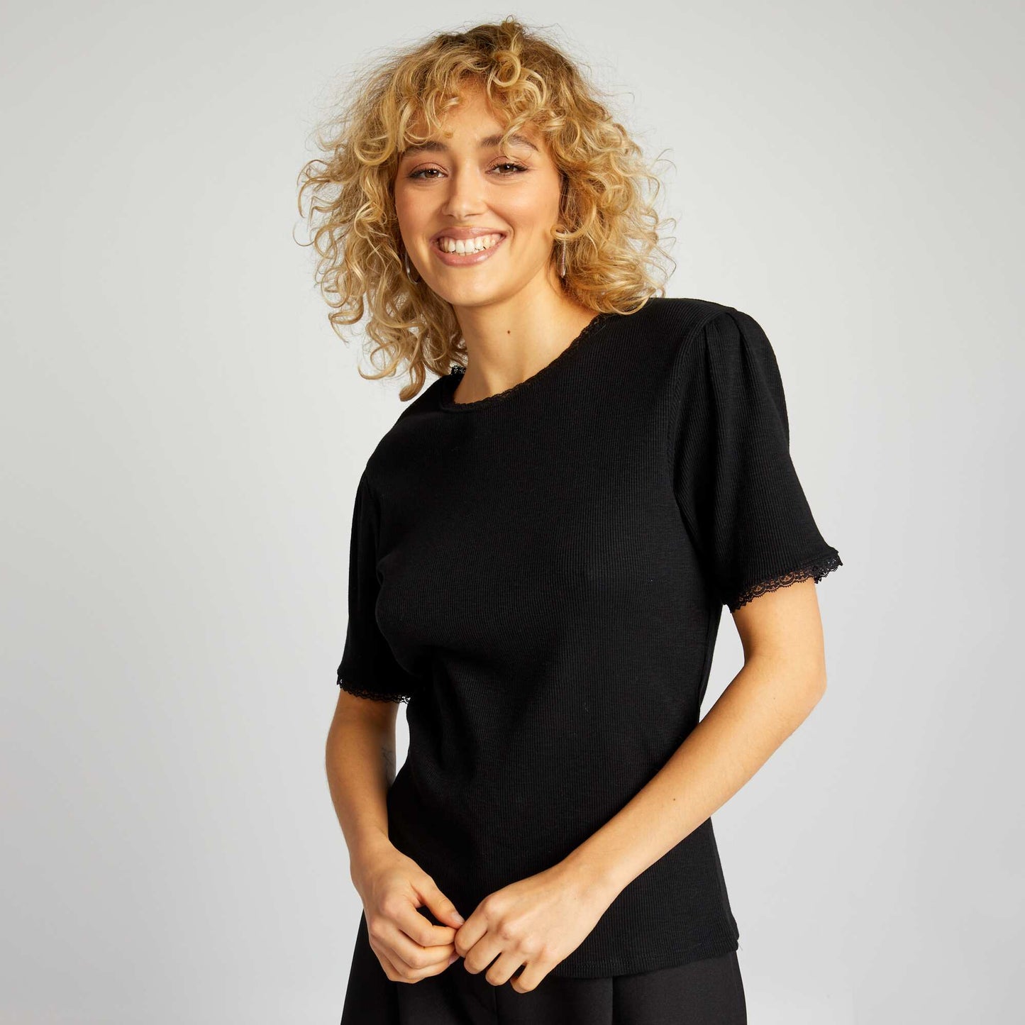 Ribbed T-shirt with lace trim black