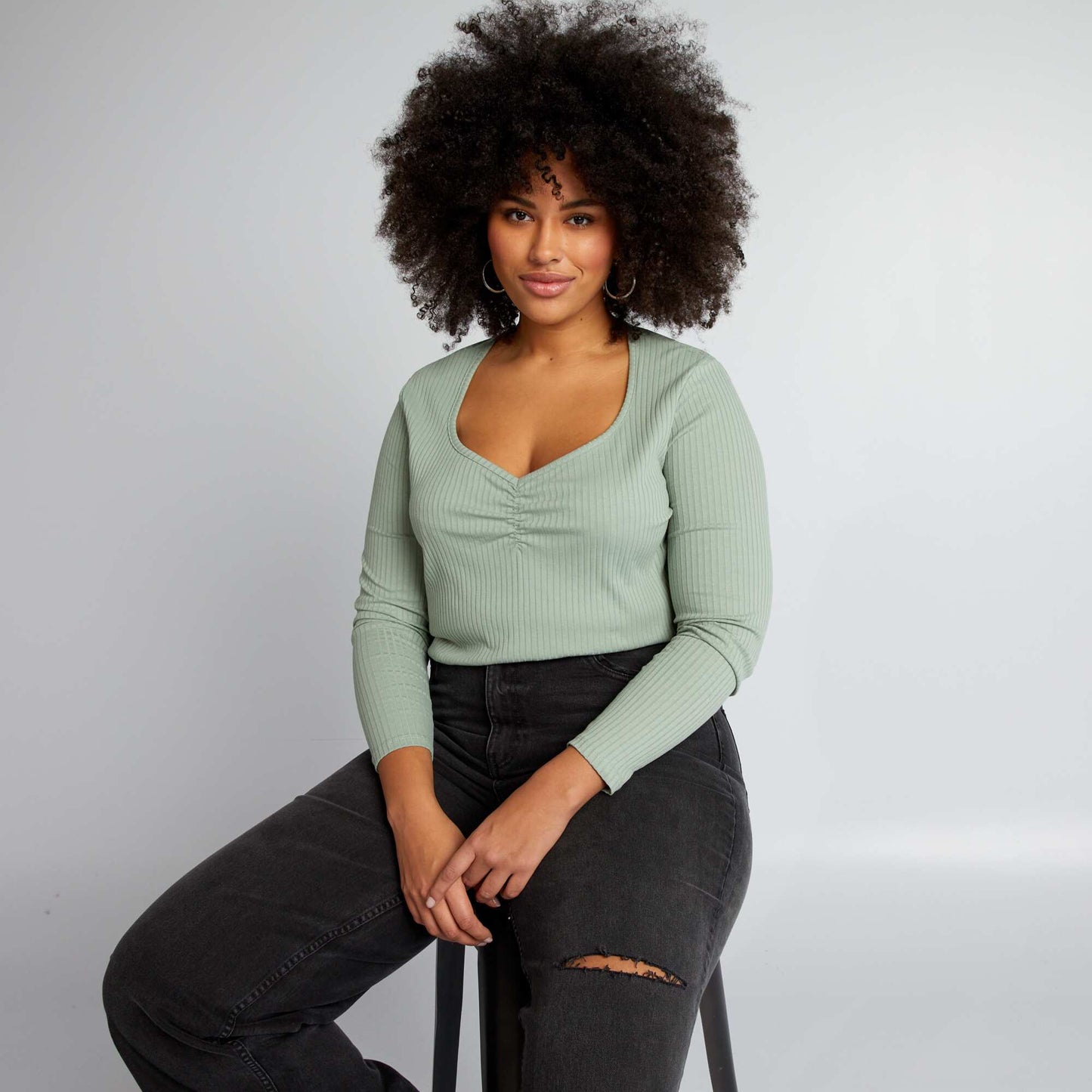 Ribbed T-shirt with stylish V-neck GREEN