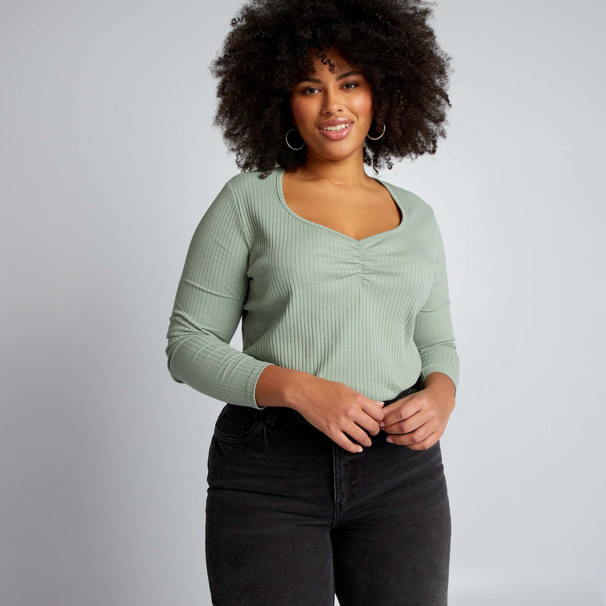Ribbed T-shirt with stylish V-neck GREEN