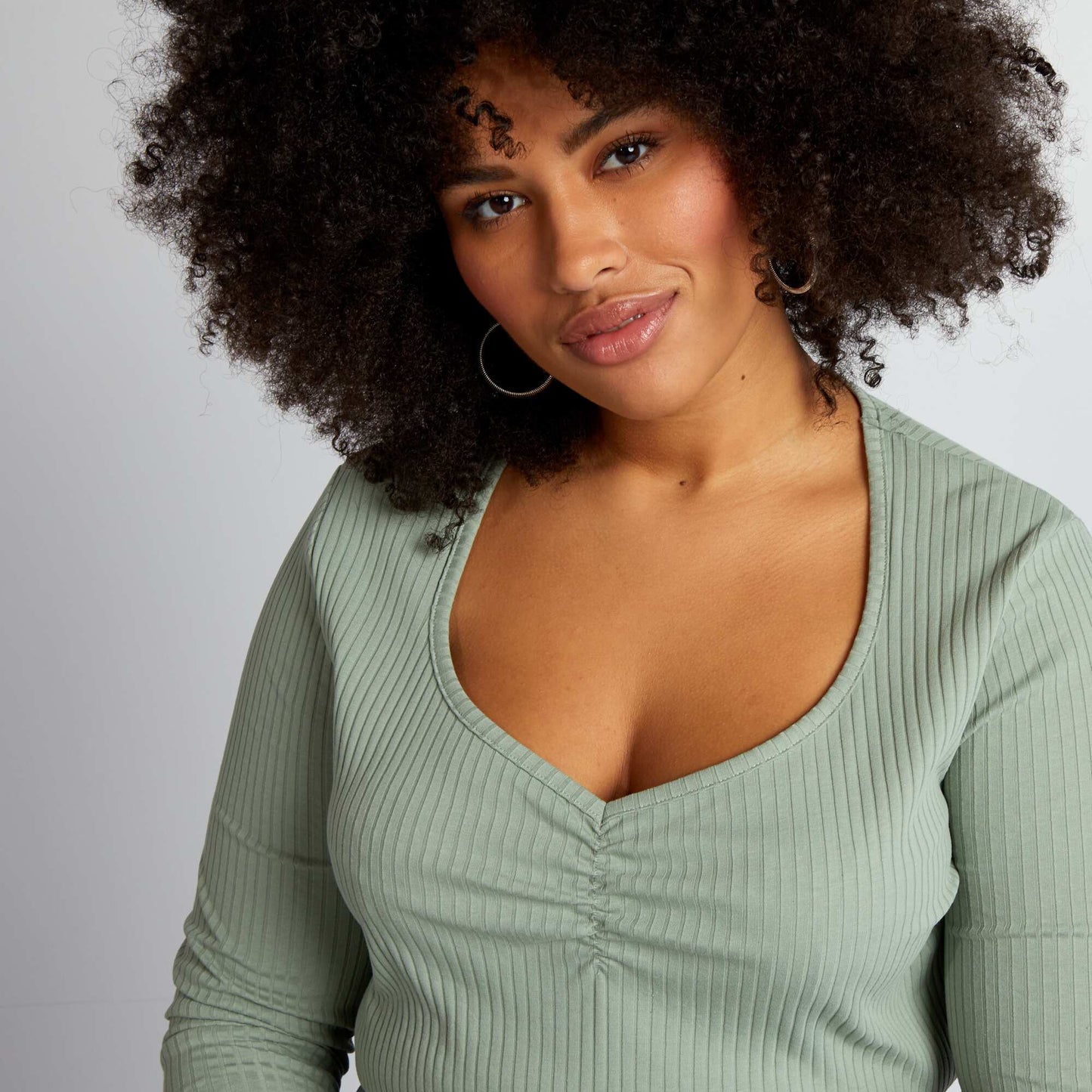 Ribbed T-shirt with stylish V-neck GREEN