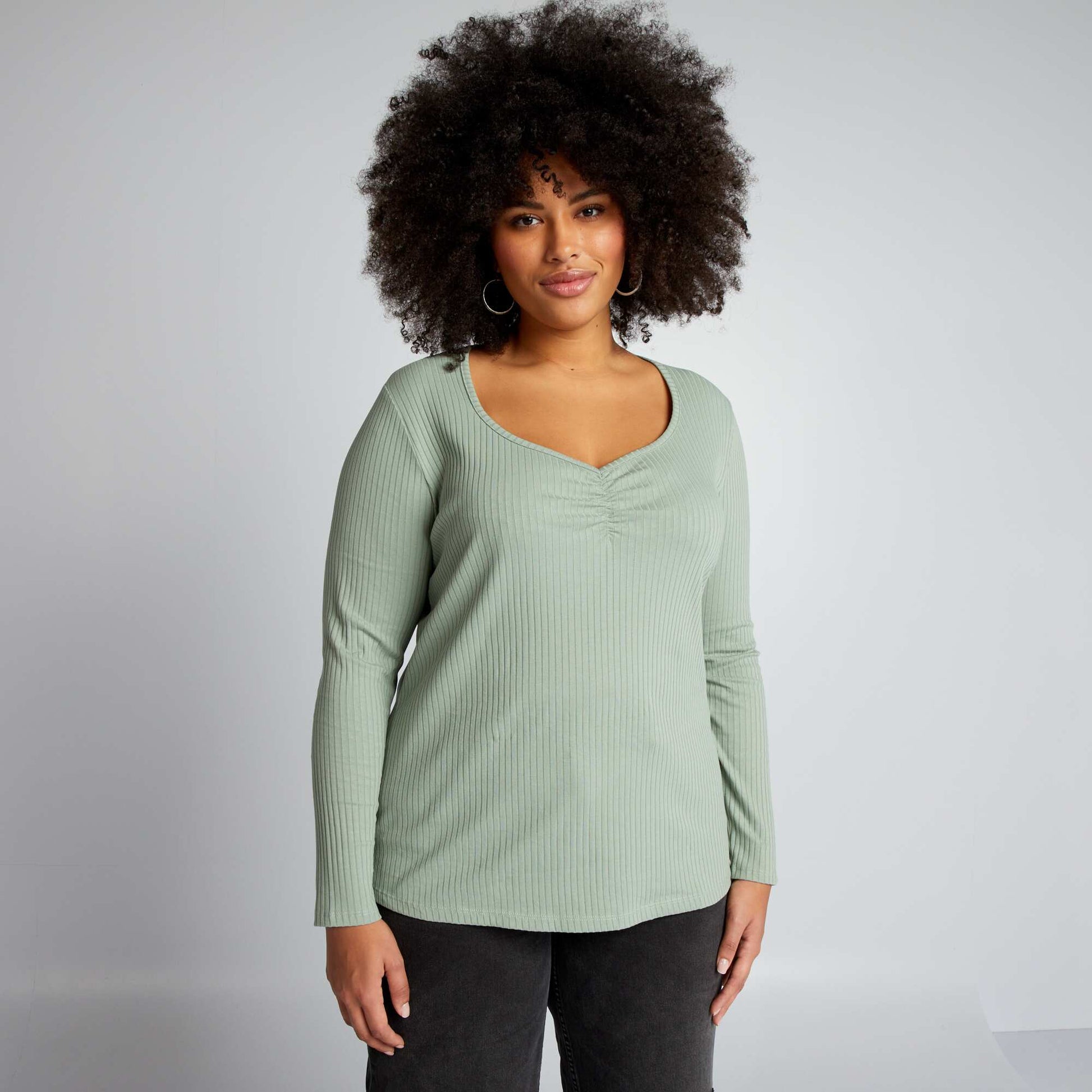 Ribbed T-shirt with stylish V-neck GREEN