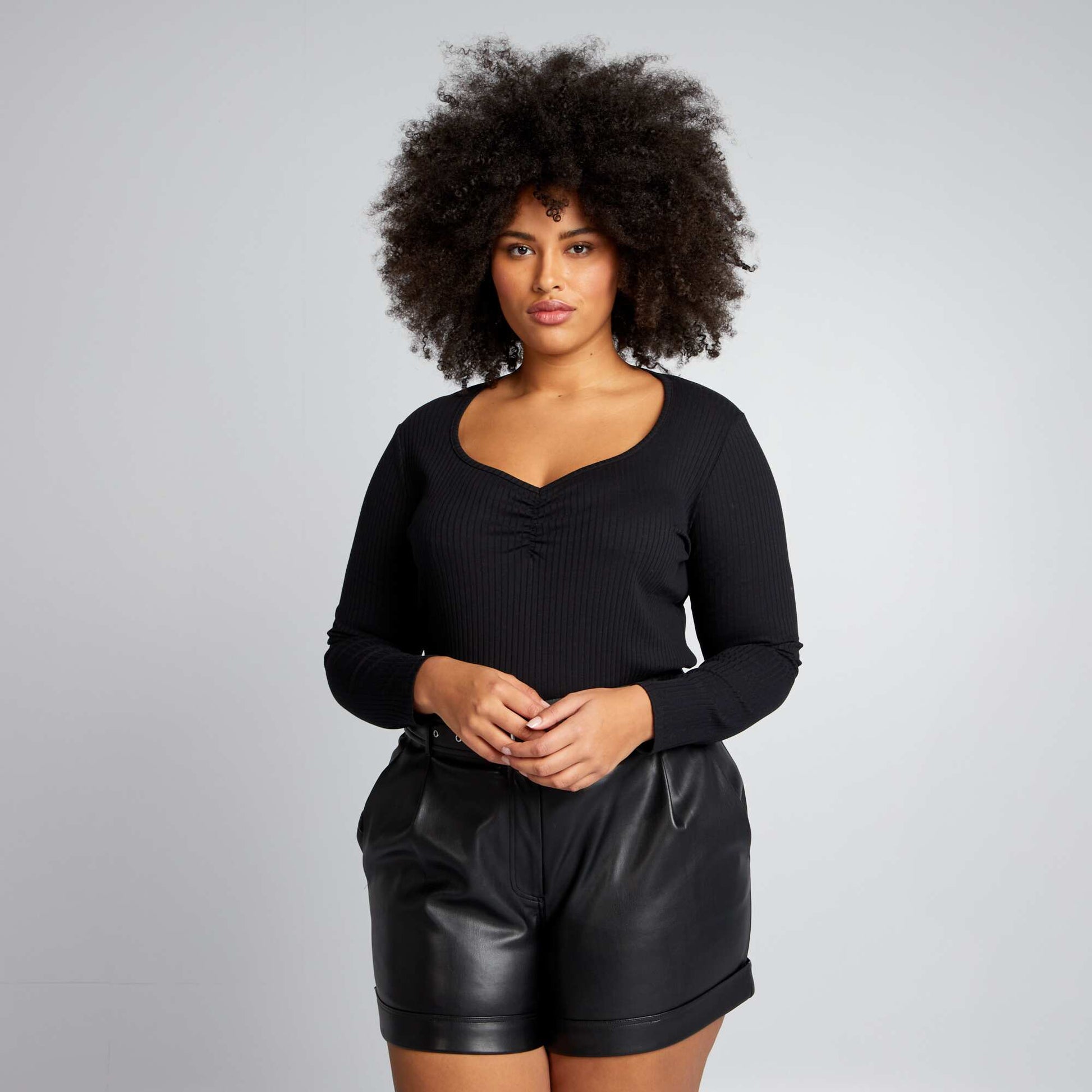 Ribbed T-shirt with stylish V-neck BLACK