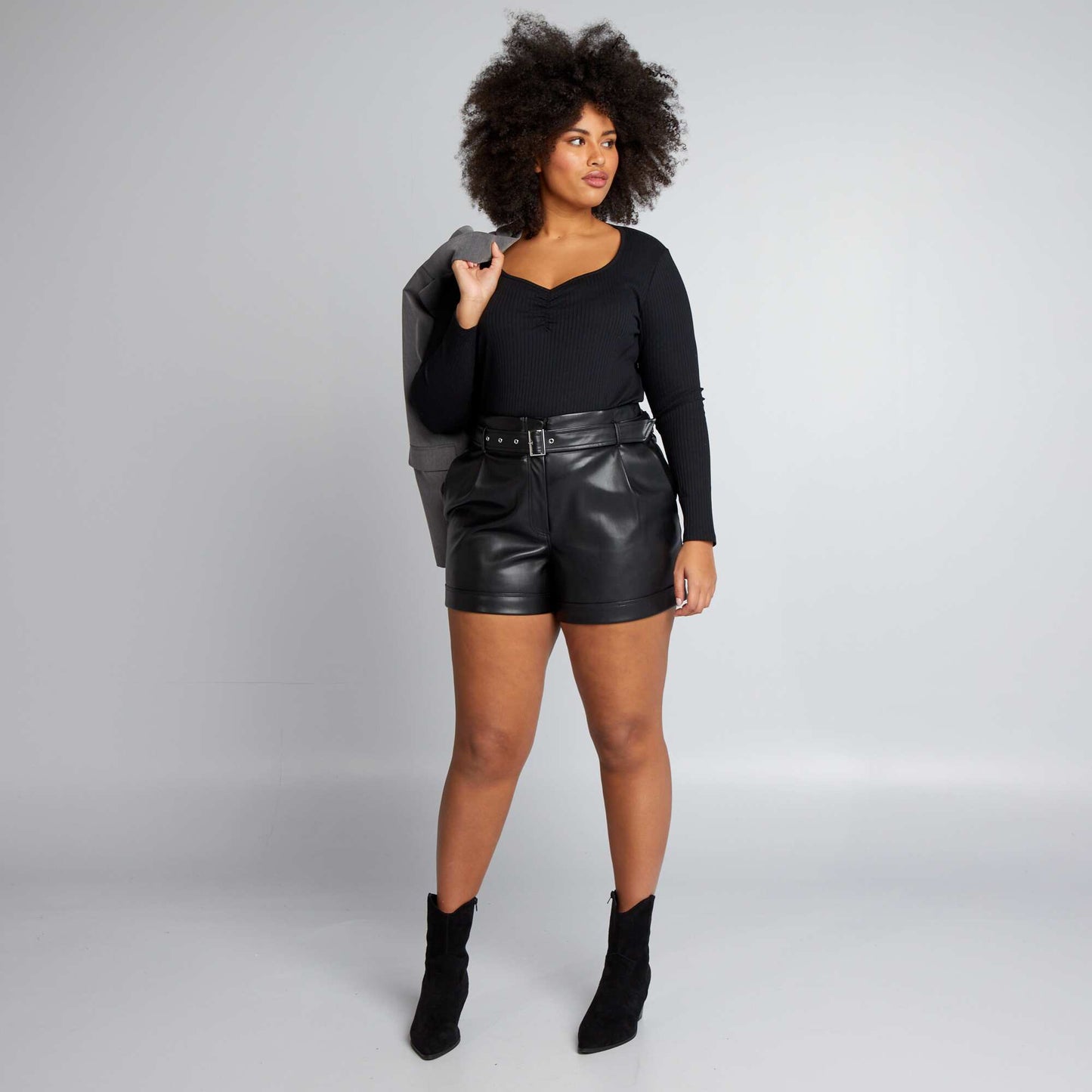 Ribbed T-shirt with stylish V-neck BLACK