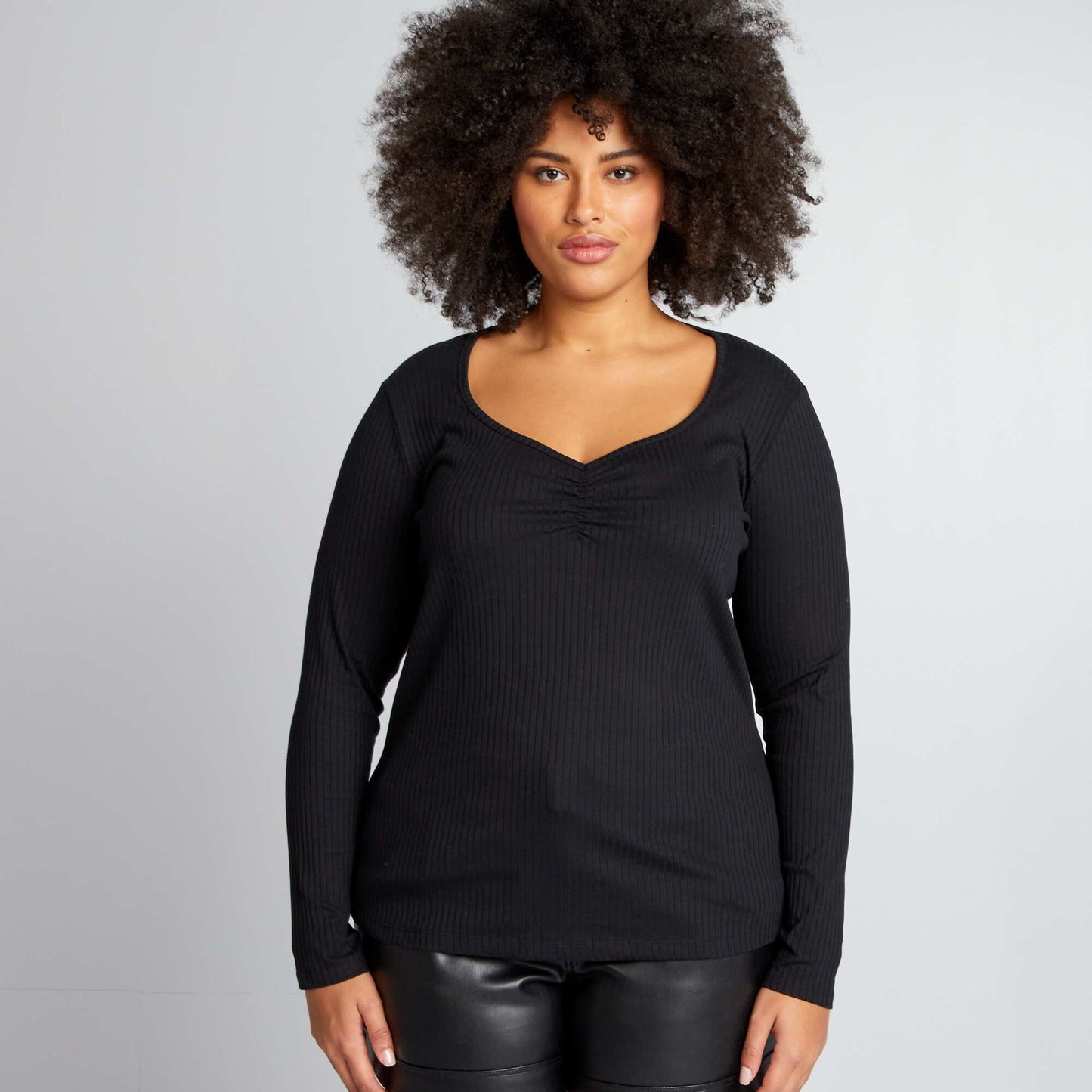 Ribbed T-shirt with stylish V-neck BLACK