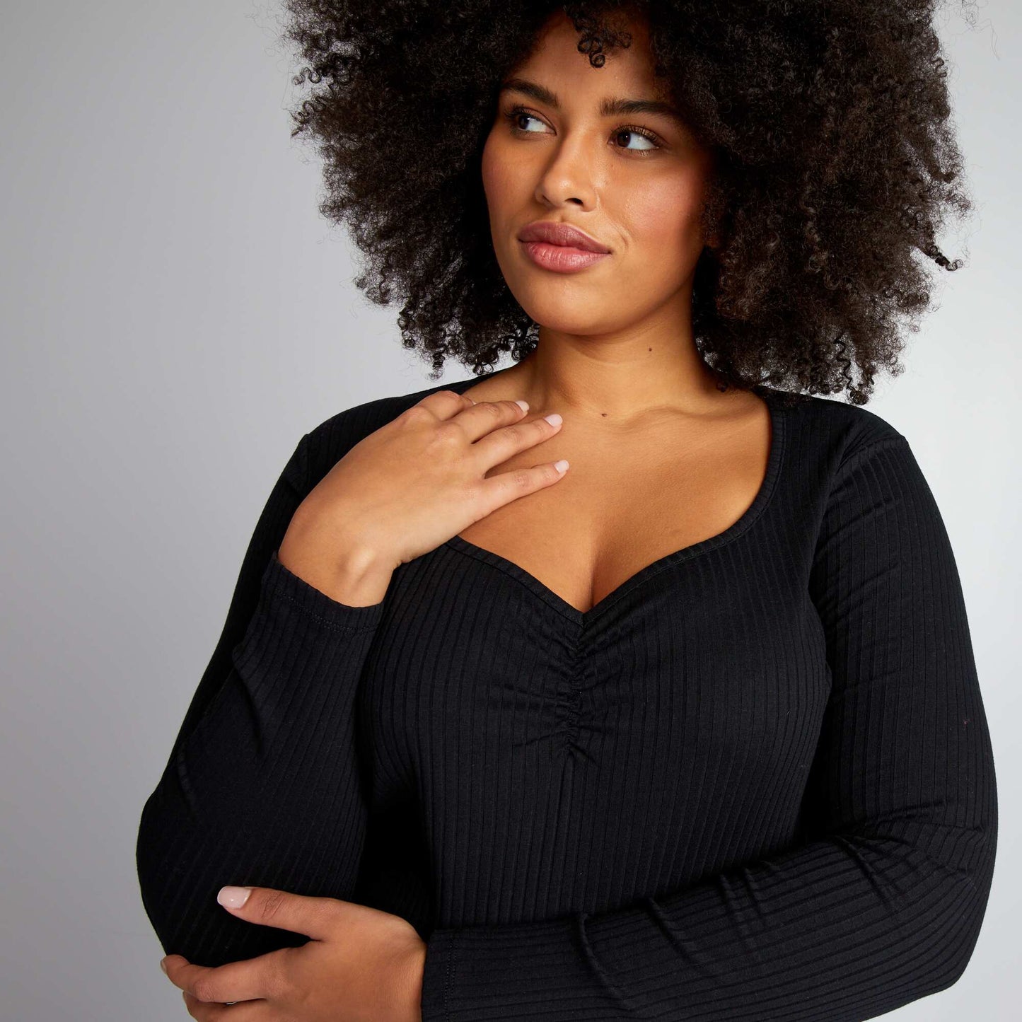 Ribbed T-shirt with stylish V-neck BLACK