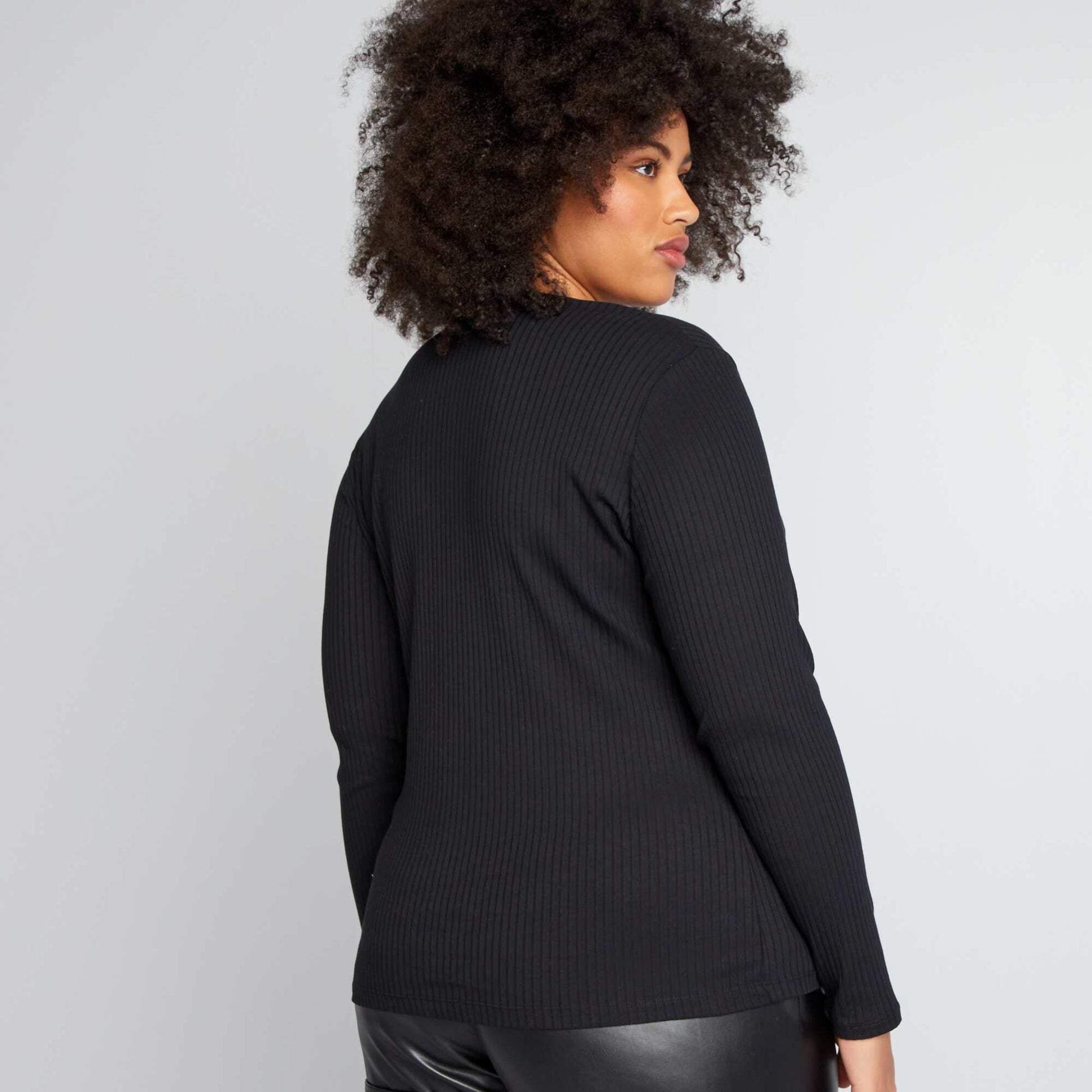 Ribbed T-shirt with stylish V-neck BLACK