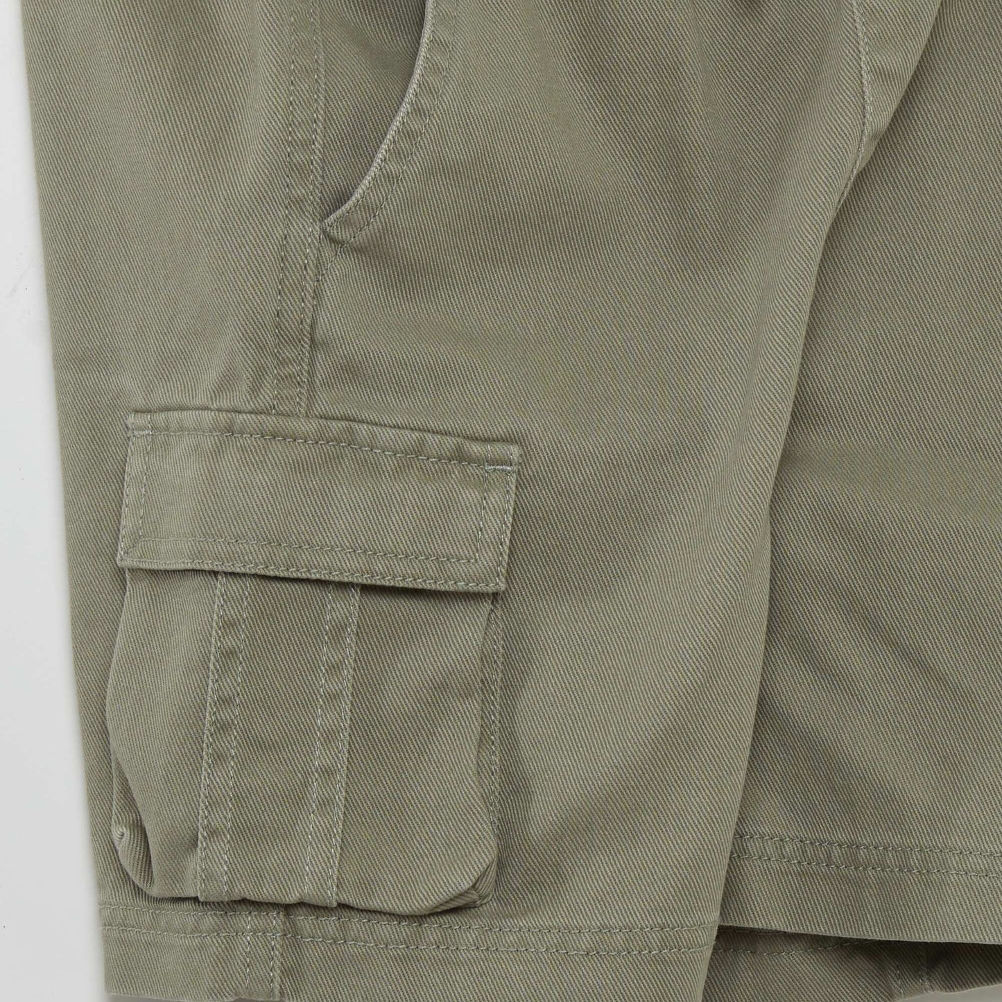 Straight-leg Bermuda shorts with side pockets GREEN