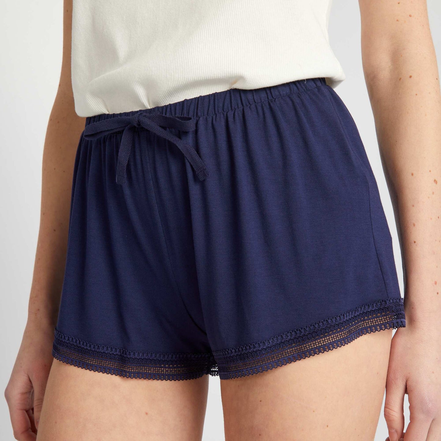 Short shorts with lace BLUE