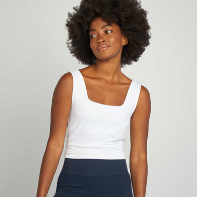 تي شيرت مطاطي بياقة مربعة اللون الأبيض