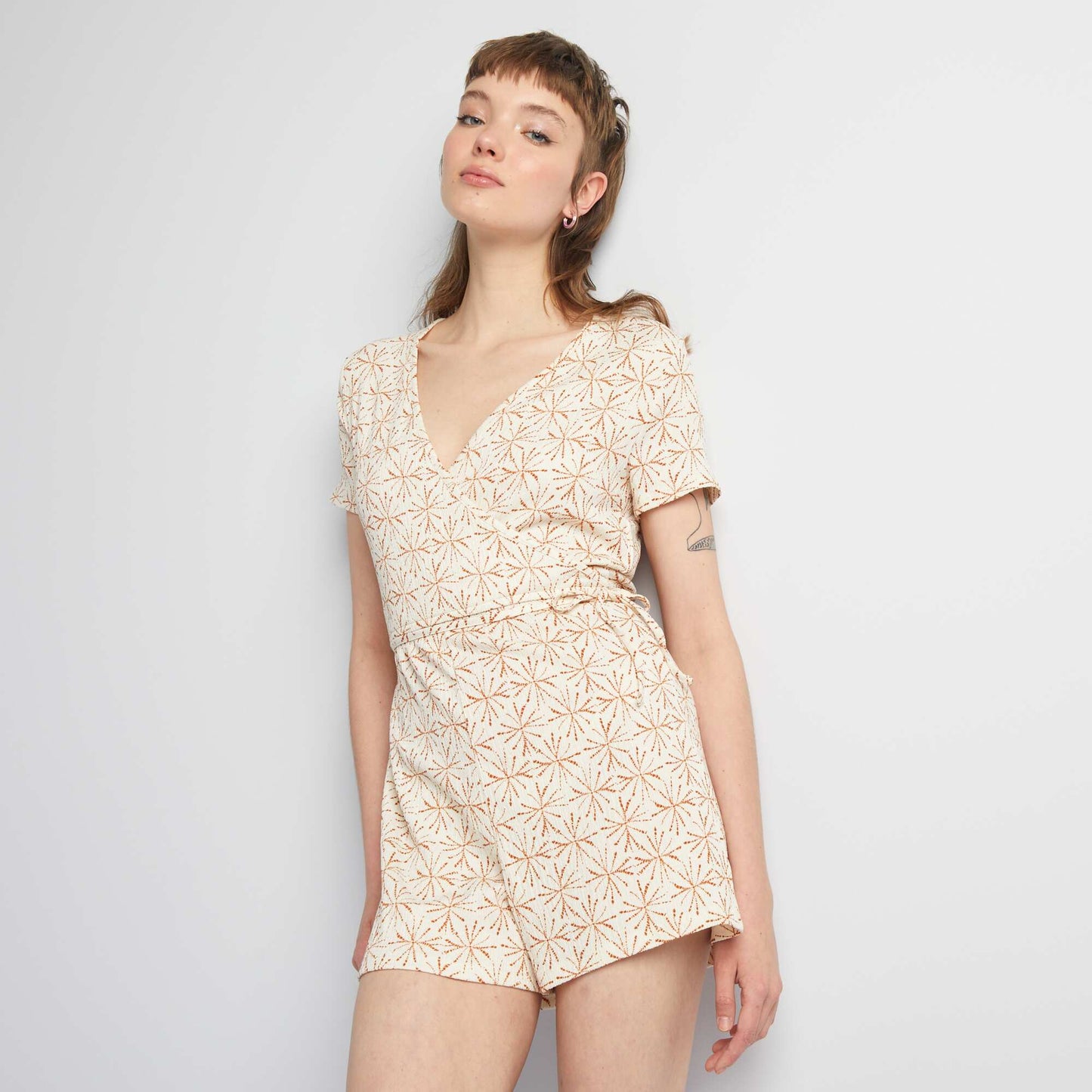 بذلة قصيرة مطبوعة بياقة ملفوفة BEIGE