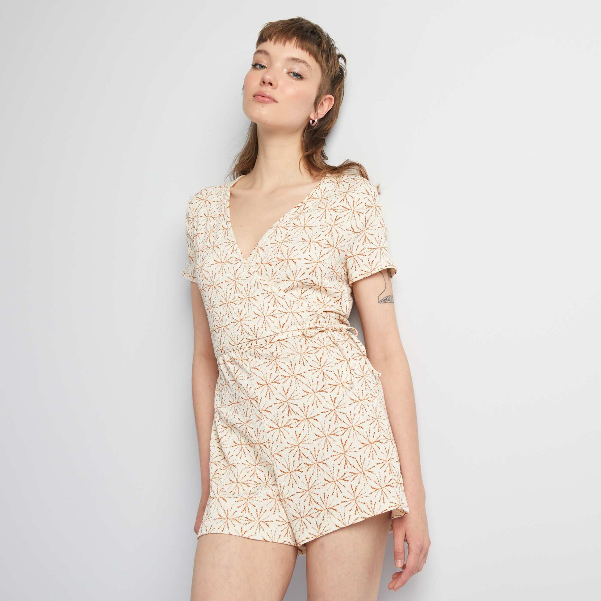 بذلة قصيرة مطبوعة بياقة ملفوفة BEIGE