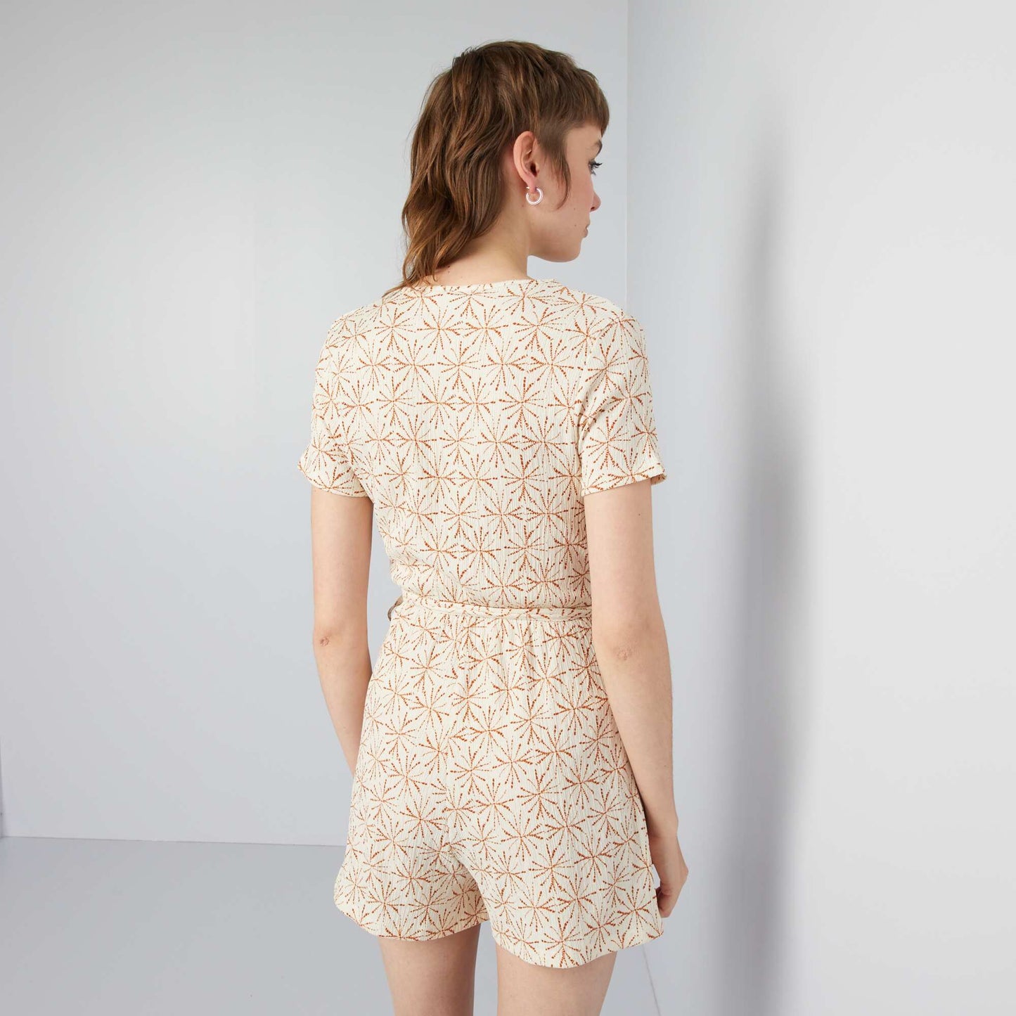 بذلة قصيرة مطبوعة بياقة ملفوفة BEIGE
