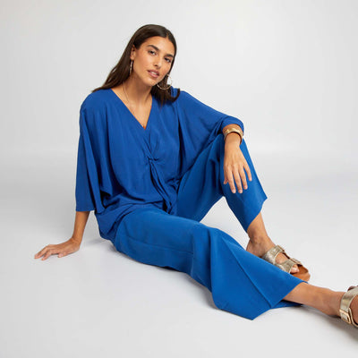 بلوزة واسعة بأكمام واسعة بأكمام قصيرة أزرق