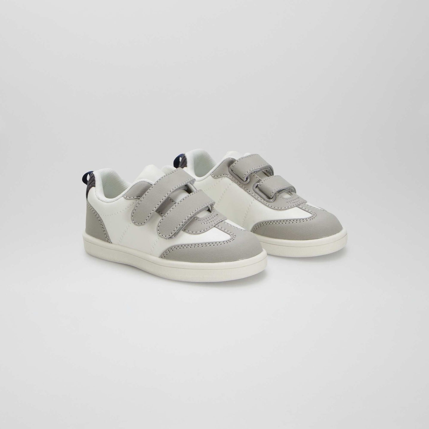 Low-top trainers grey