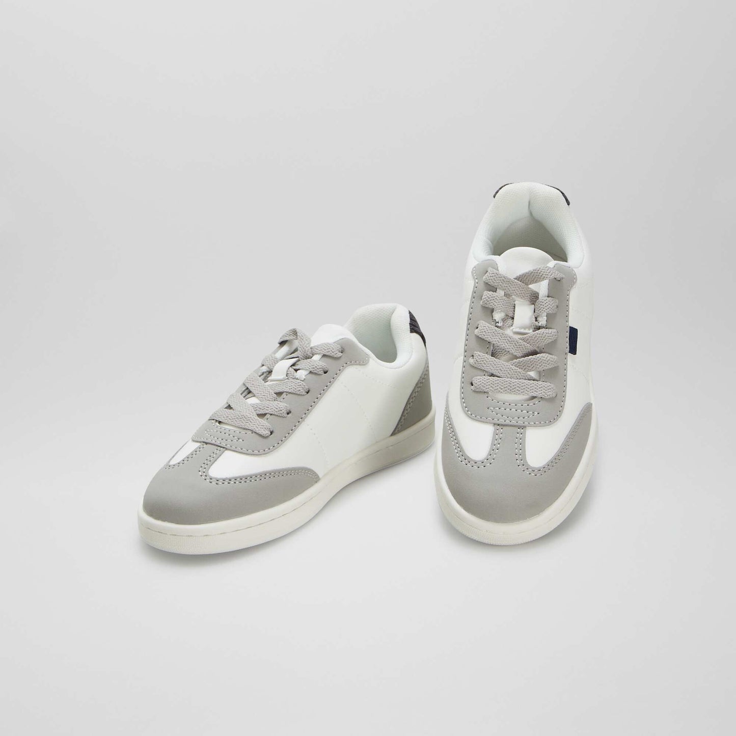 Low-top trainers grey