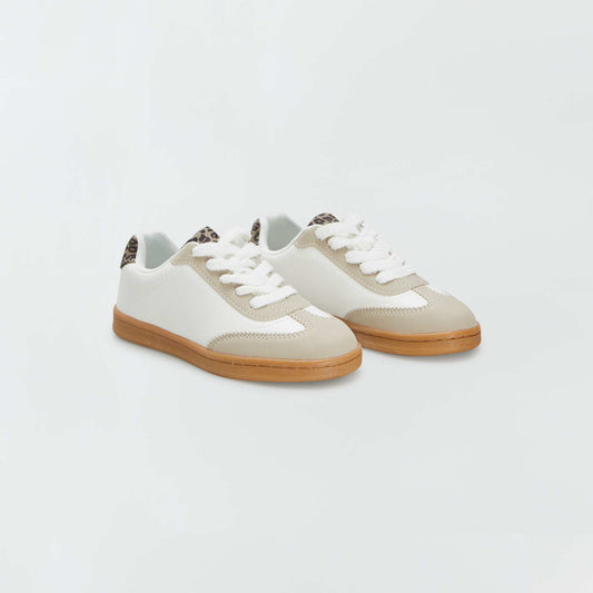 Low top trainers with stylish laces white