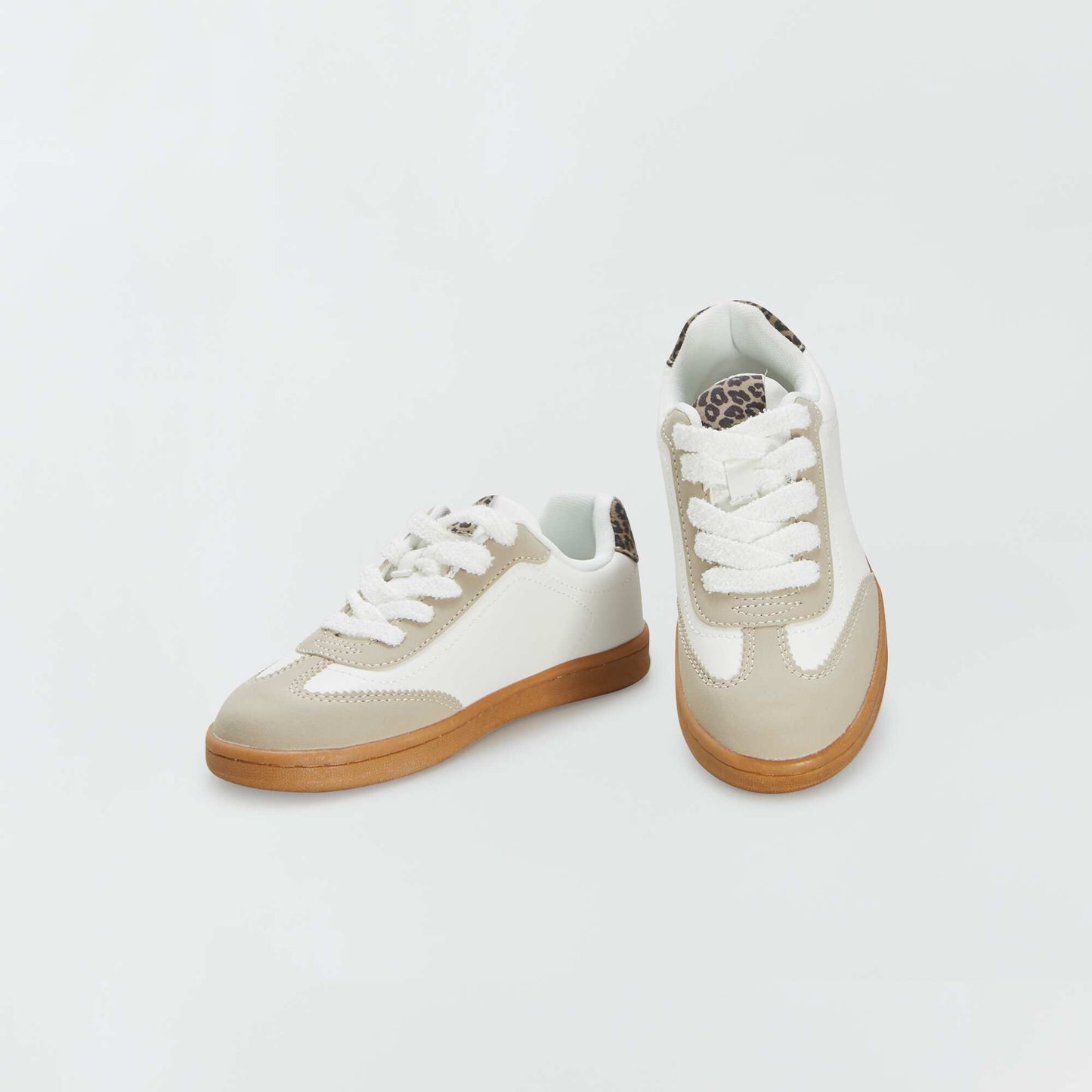 Low top trainers with stylish laces white