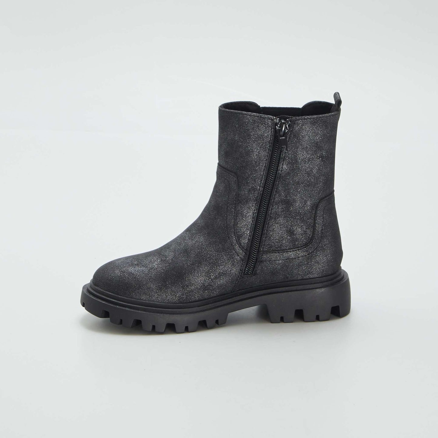 Chelsea boots with notched sole black