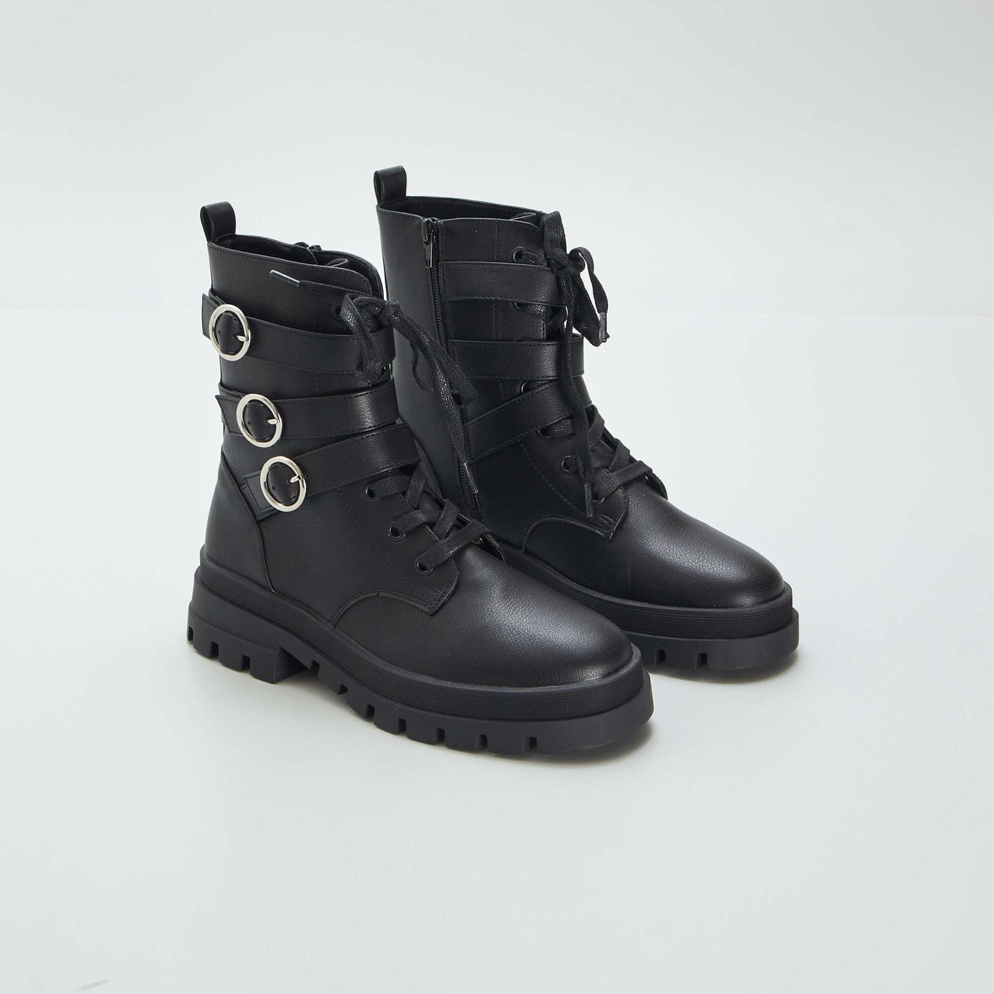 Grungy ankle boots with laces and buckles black