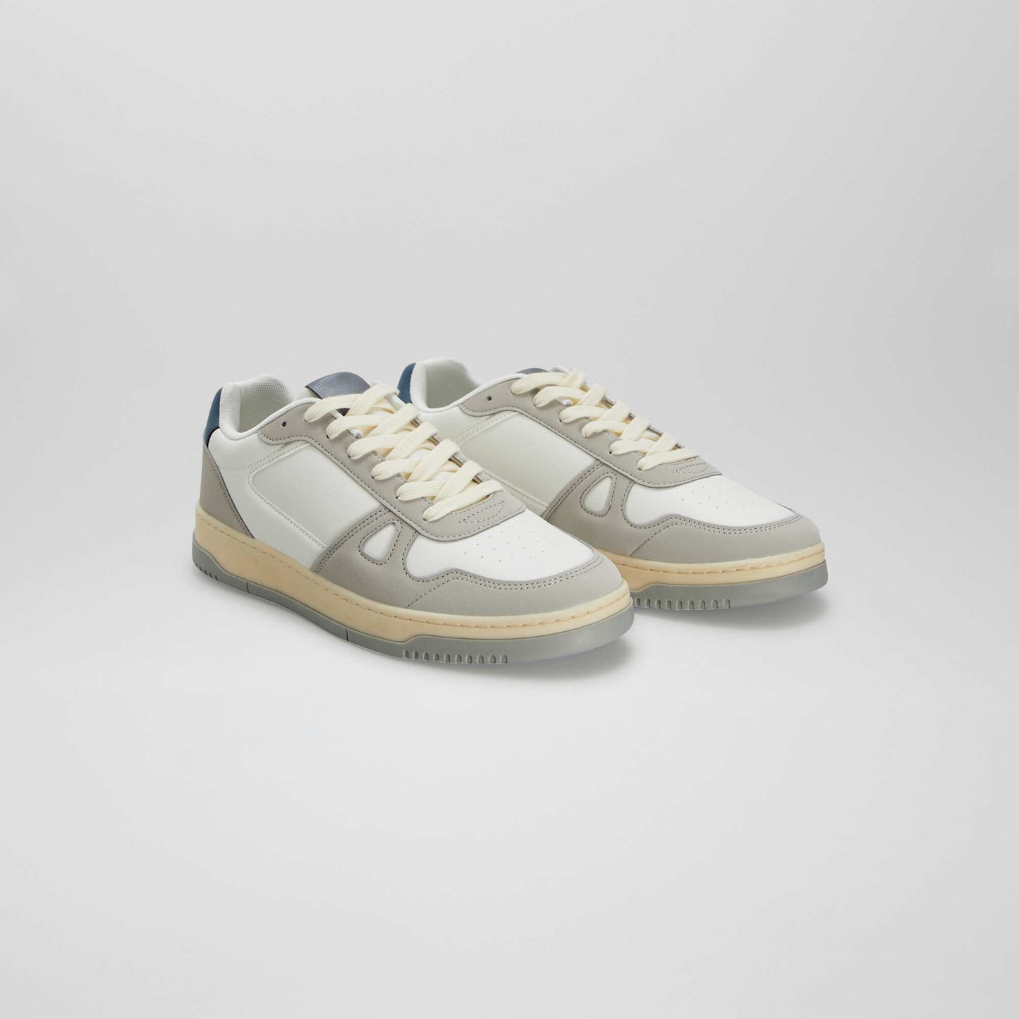 Low-top trainers white