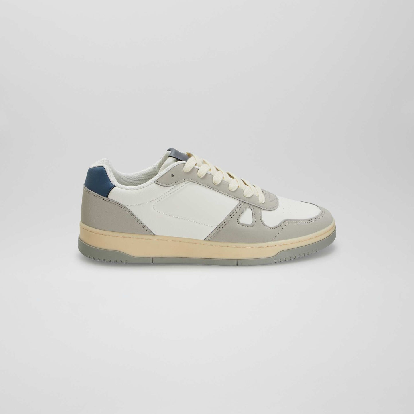 Low-top trainers white