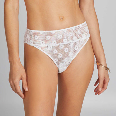 سراويل داخلية من الدانتيل بأزرار جميلة أبيض