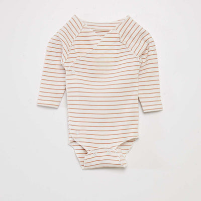 الجسم + قيعان مع القدمين + طقم قبعة صغيرة أبيض