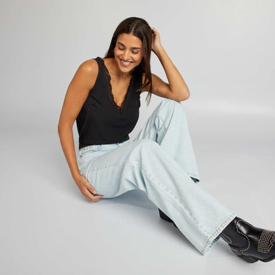 بلوزة بدون أكمام مع ياقة دانتيل أسود