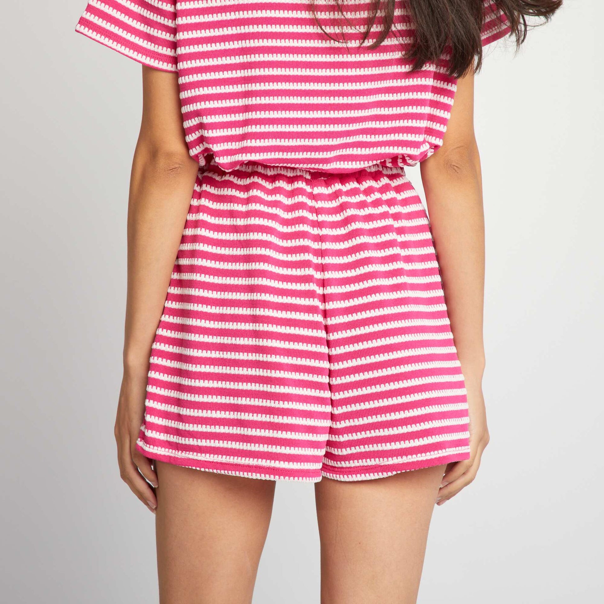 شورت كروشيه مخطط أبيض