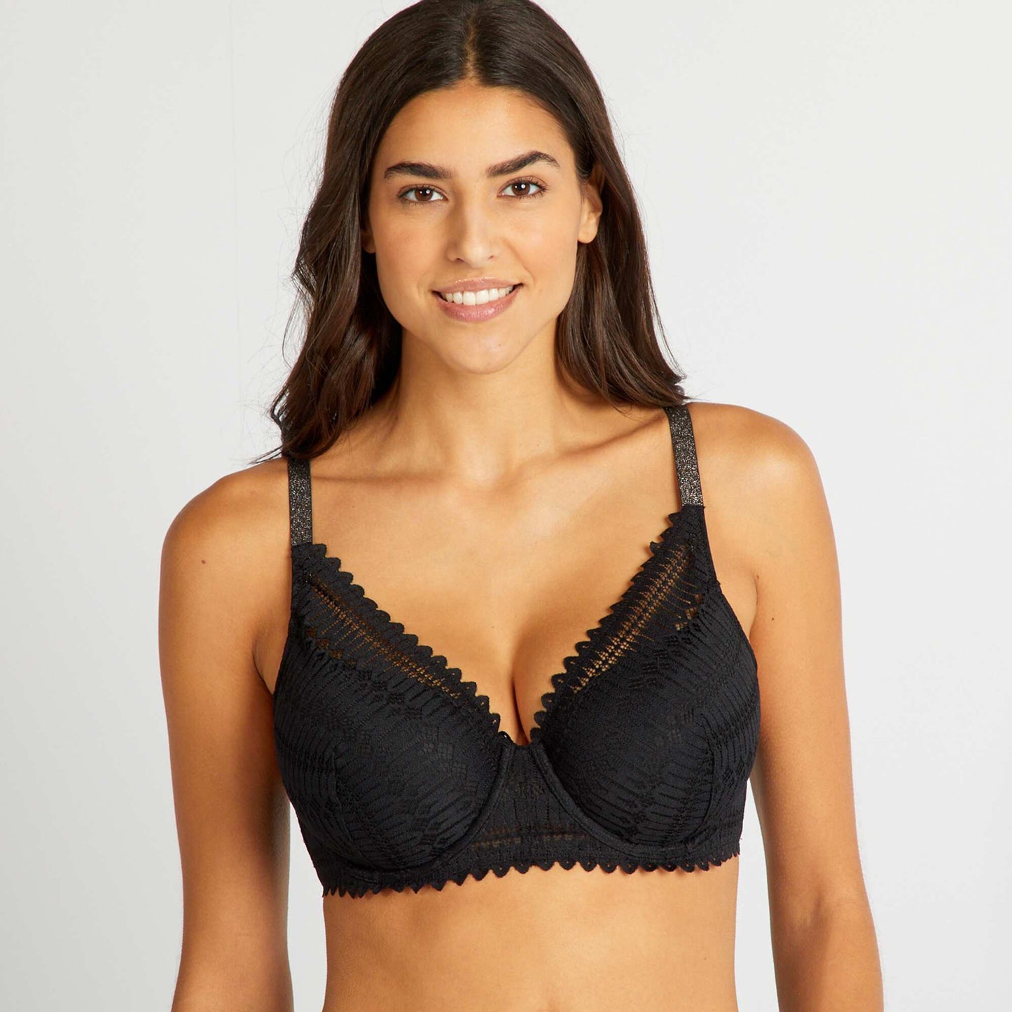 Moulded demi-cup bra for D & E cups black