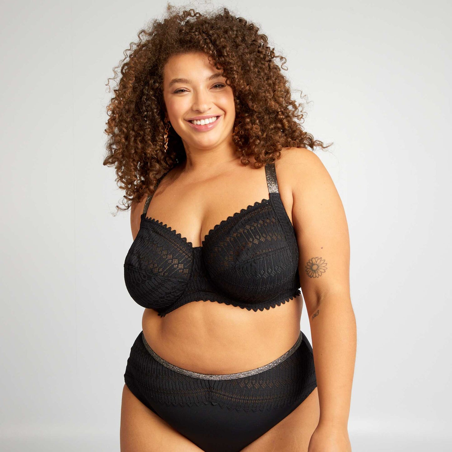 Full-coverage lace demi-cup bra black