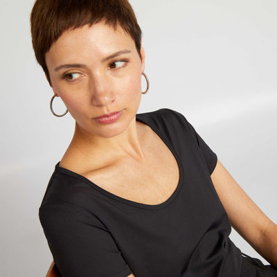 تي شيرت بأكمام قصيرة من الألياف الدقيقة أسود