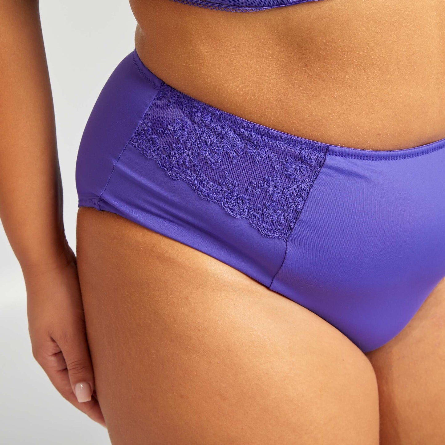 High-waisted microfiber briefs with lace BLUE