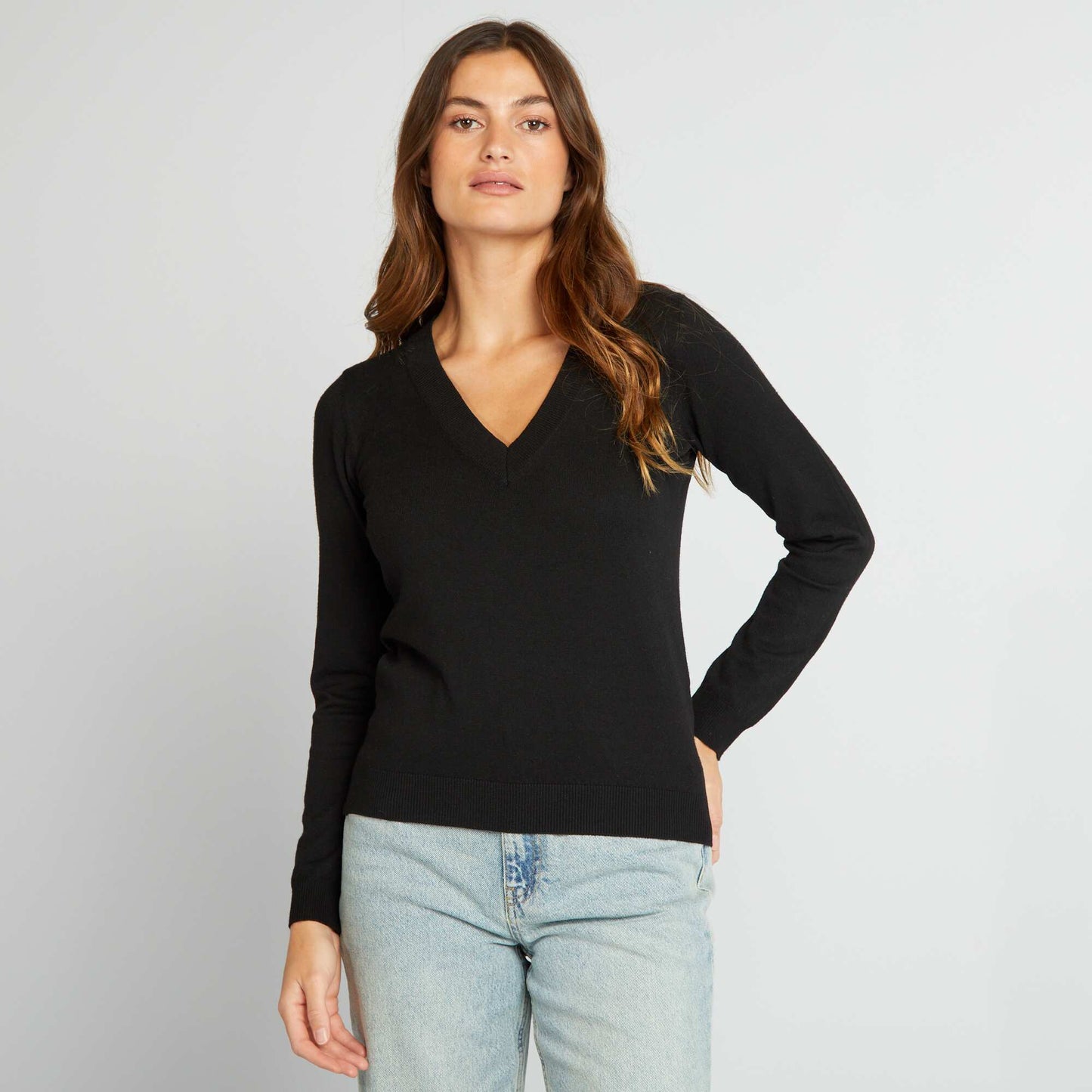 Long-sleeved V-neck sweater black