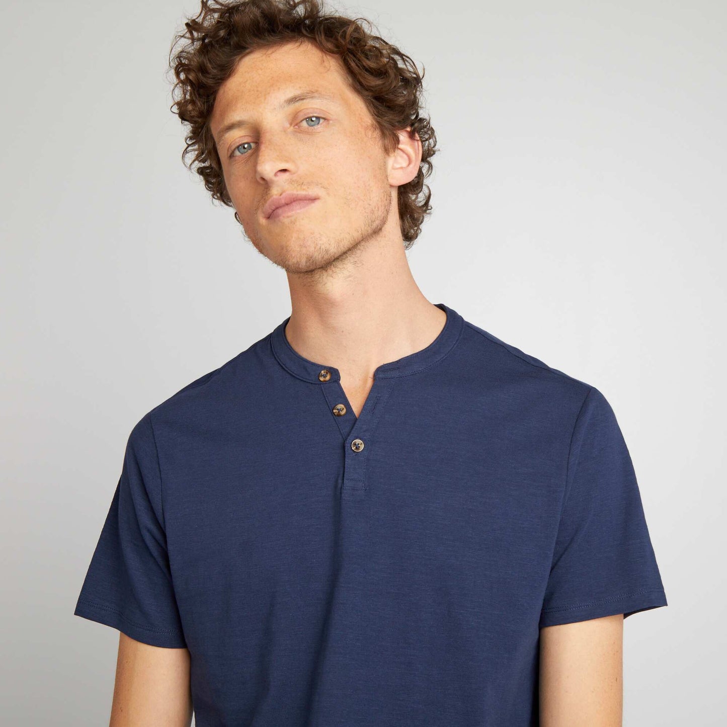 Plain T-shirt with grandad neckline BLACK