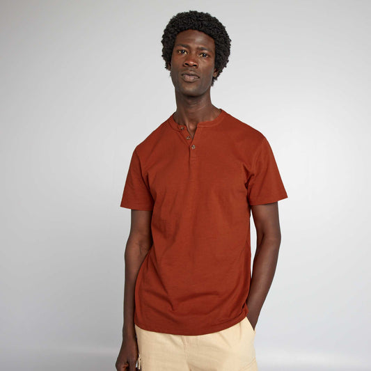 Plain T-shirt with grandad neckline brown