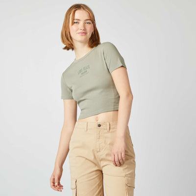 تي شيرت قصير باللون الأخضر