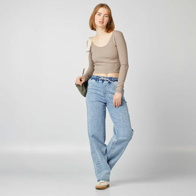 تي شيرت قصير مضلع باللون البيجي