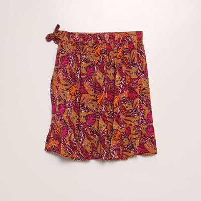 تنورة قصيرة ملفوفة بمظهر أبيض