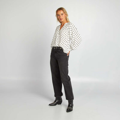 بلوزة مطبوعة منفوشة باللون الأبيض