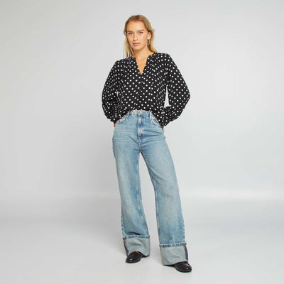 بلوزة بطبعة انسيابية باللون الأسود