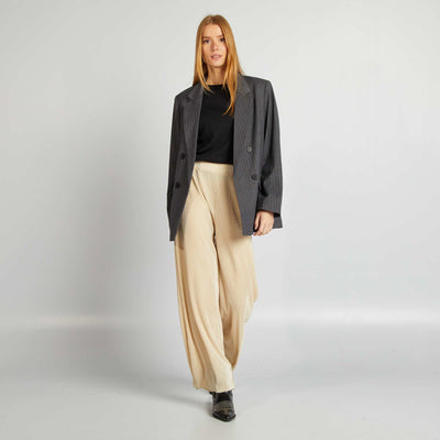 بنطلون محبوك بطيات قماش واسع الساقين باللون البيجي