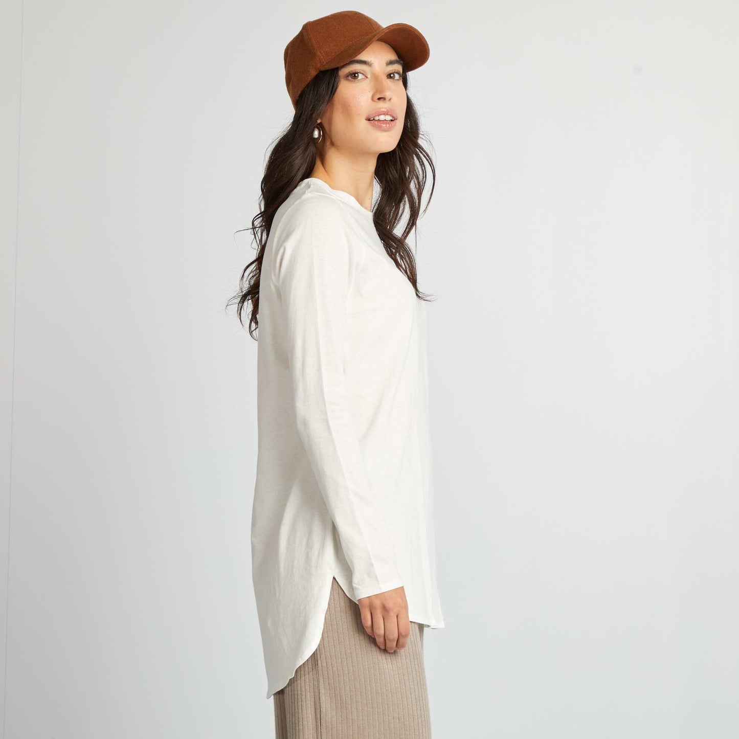 Long-sleeved T-shirt with longer back BEIGE