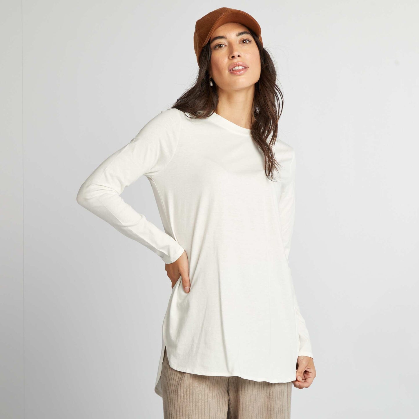 Long-sleeved T-shirt with longer back BEIGE