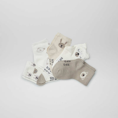 عبوة مكونة من 5 أزواج من الجوارب المحبوكة القابلة للتمدد باللون البيج