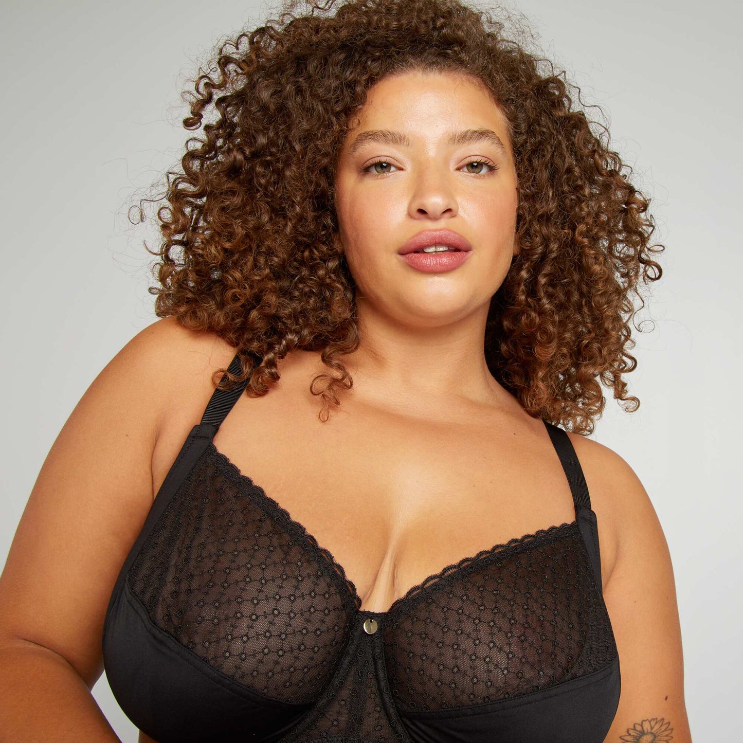 Full-fitting non-padded bra with tulle black